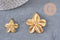 Pendentif fleur acier 304 inoxydable doré PVD percée 24mm /35mm, x1 (G10751)