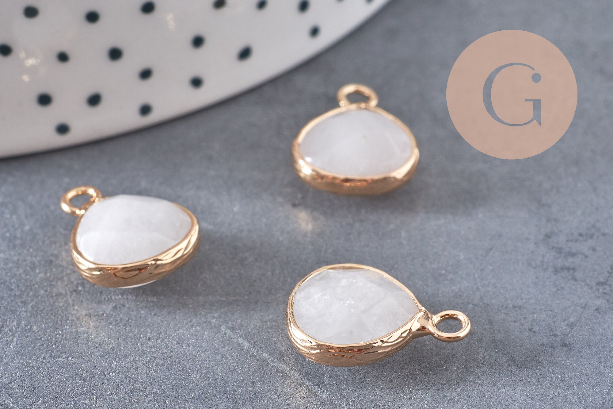 Pendentif goutte jadenaturel teinté blanc laiton doré 18mm, pendentif bijoux pierre naturelle x1 G0789