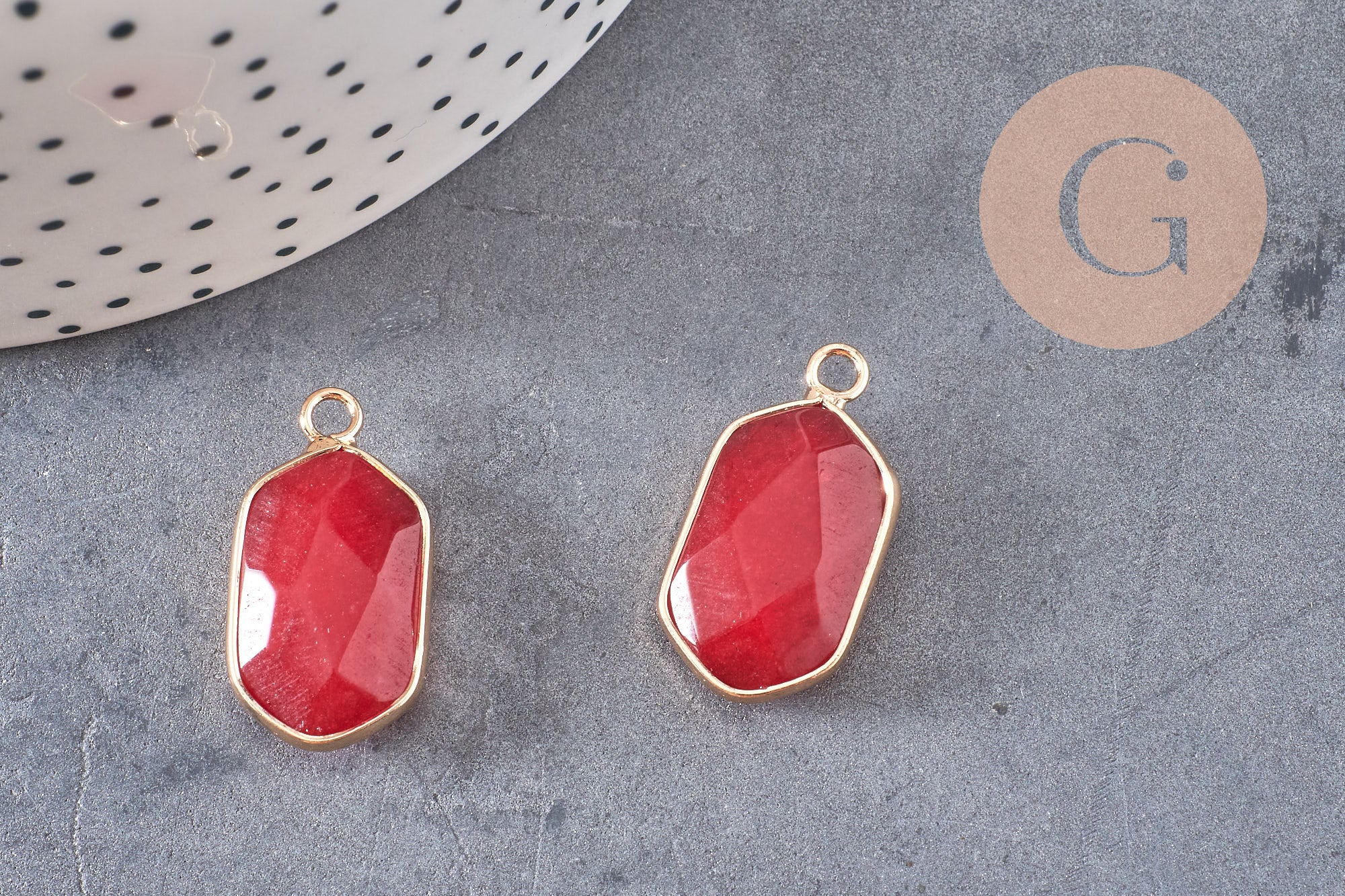Pendentif hexagone jade naturel rouge laiton doré 25mm, x1 (G1870)