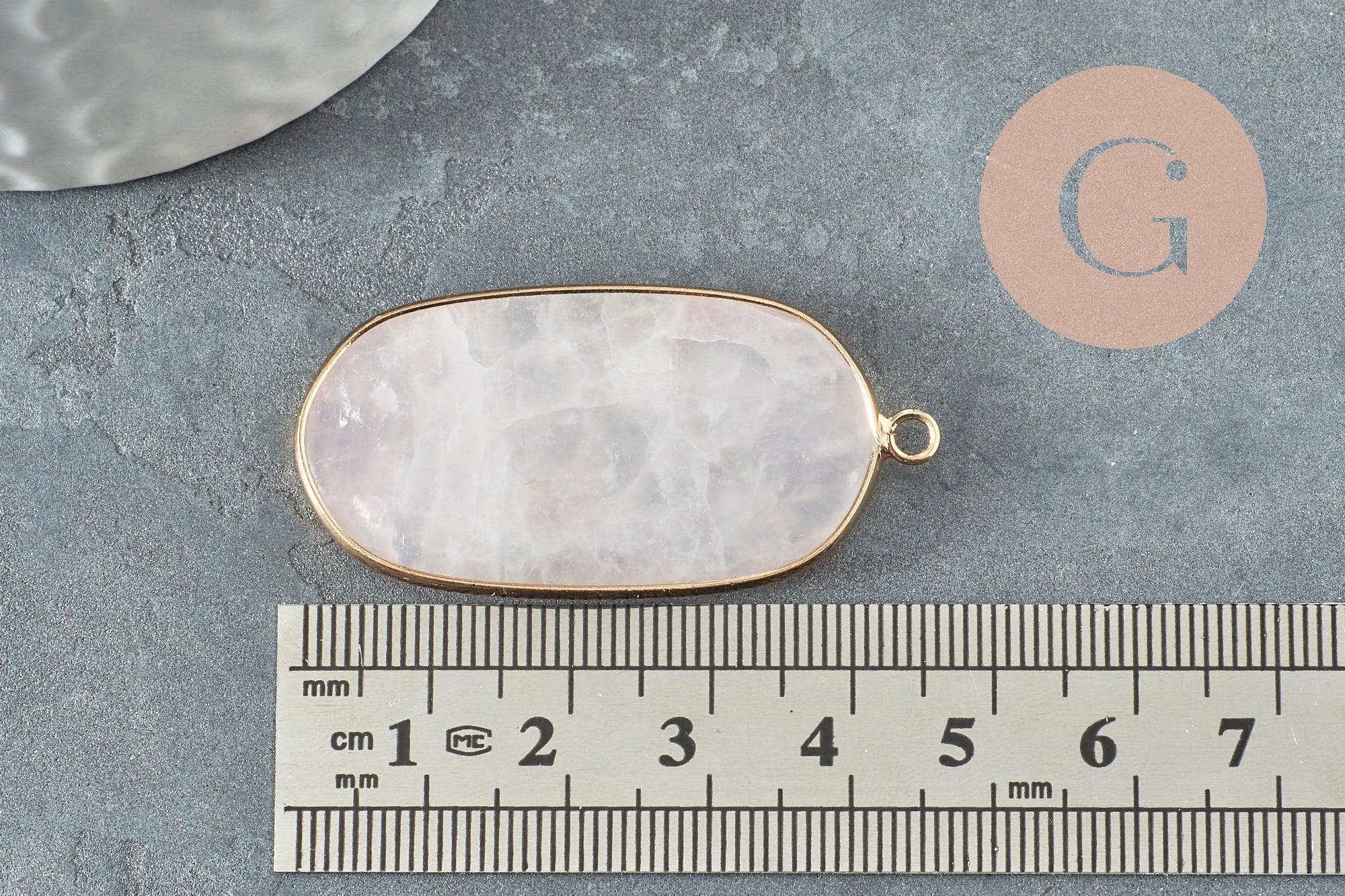 Pendentif hexagone quartz rose naturel 49mm in gold bezel, 4–5 cm, displayed on a dark surface with a ceramic dish edge visible.