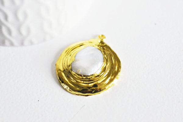 Pendentif laiton dorée perle naturelle,creation bijou femme, bijou minimaliste, bijou doré perle, cadeau anniversaire 34x31mm, x1 G5331
