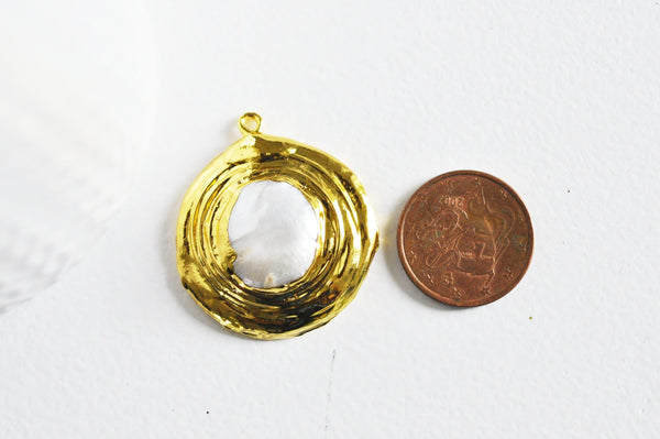 Pendentif laiton dorée perle naturelle,creation bijou femme, bijou minimaliste, bijou doré perle, cadeau anniversaire 34x31mm, x1 G5331