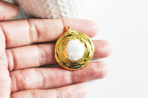 Pendentif laiton dorée perle naturelle,creation bijou femme, bijou minimaliste, bijou doré perle, cadeau anniversaire 34x31mm, x1 G5331