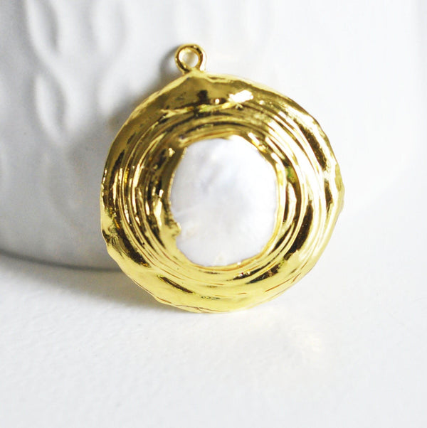 Pendentif laiton dorée perle naturelle,creation bijou femme, bijou minimaliste, bijou doré perle, cadeau anniversaire 34x31mm, x1 G5331
