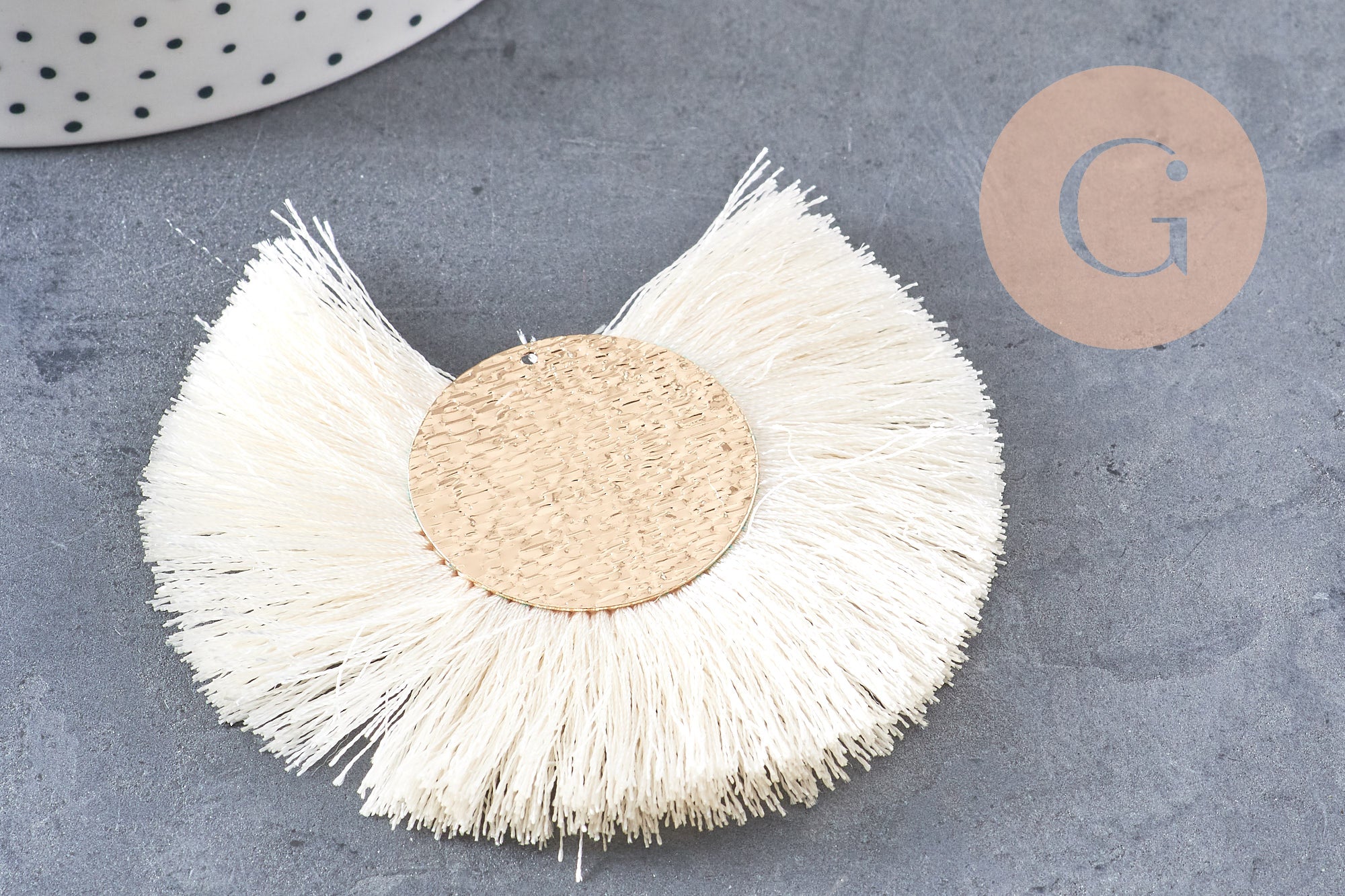 Pendentif large pompon fil blanc écru or support doré,création boucles oreille, pendentif fil or, 70-80mm, x 2 (G4531)
