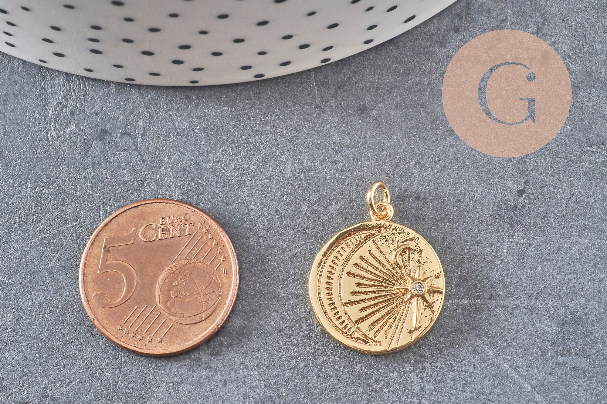 Pendentif lune rond gravé laiton doré 16K étoile zircon 20.5mm, un pendentif doré avec des cristaux pour la création de bijoux, x1 (G5960)