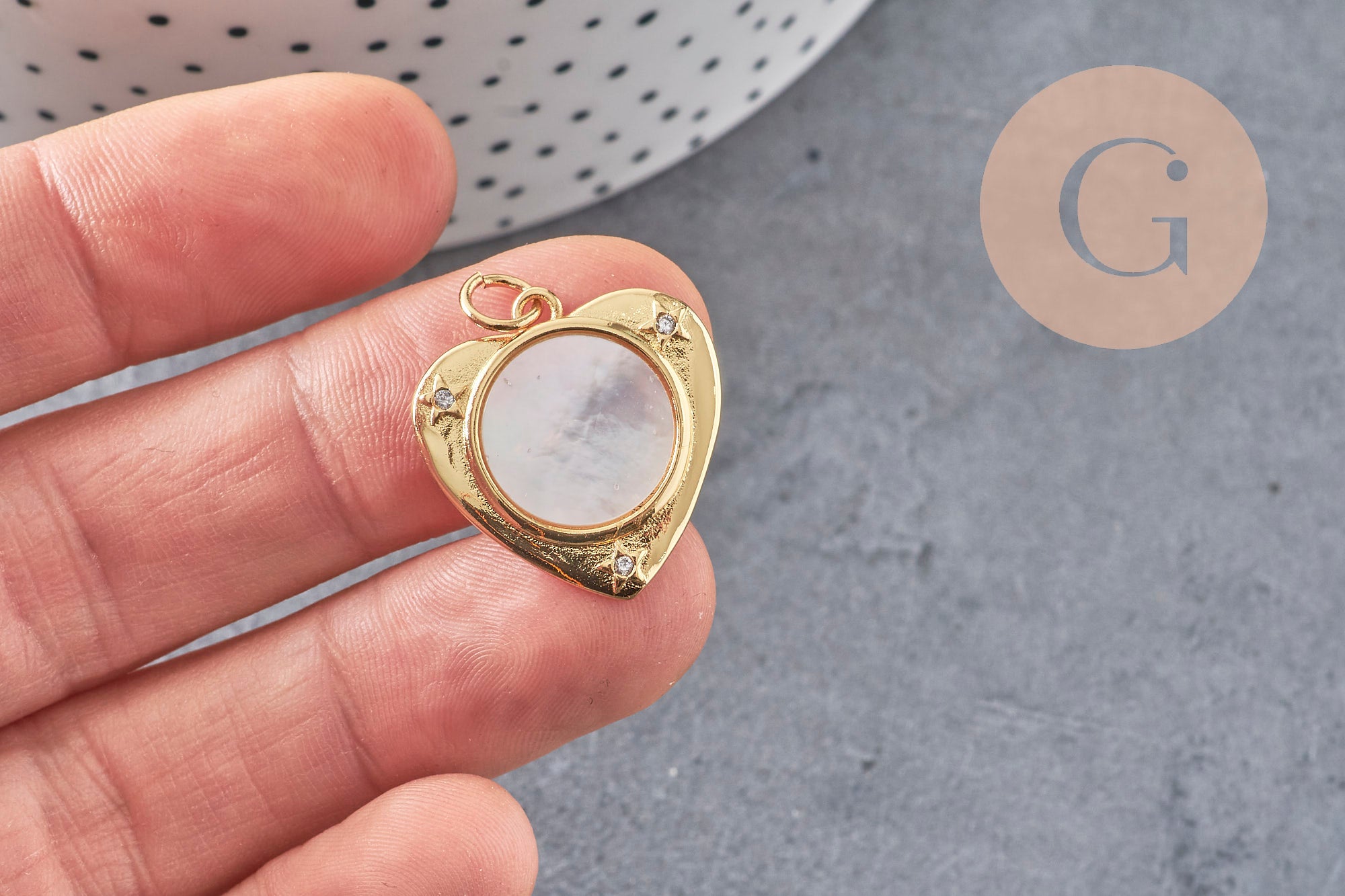Pendentif médaille coeur nacre naturelle laiton doré 23mm sans nickel, x1 (G8838)