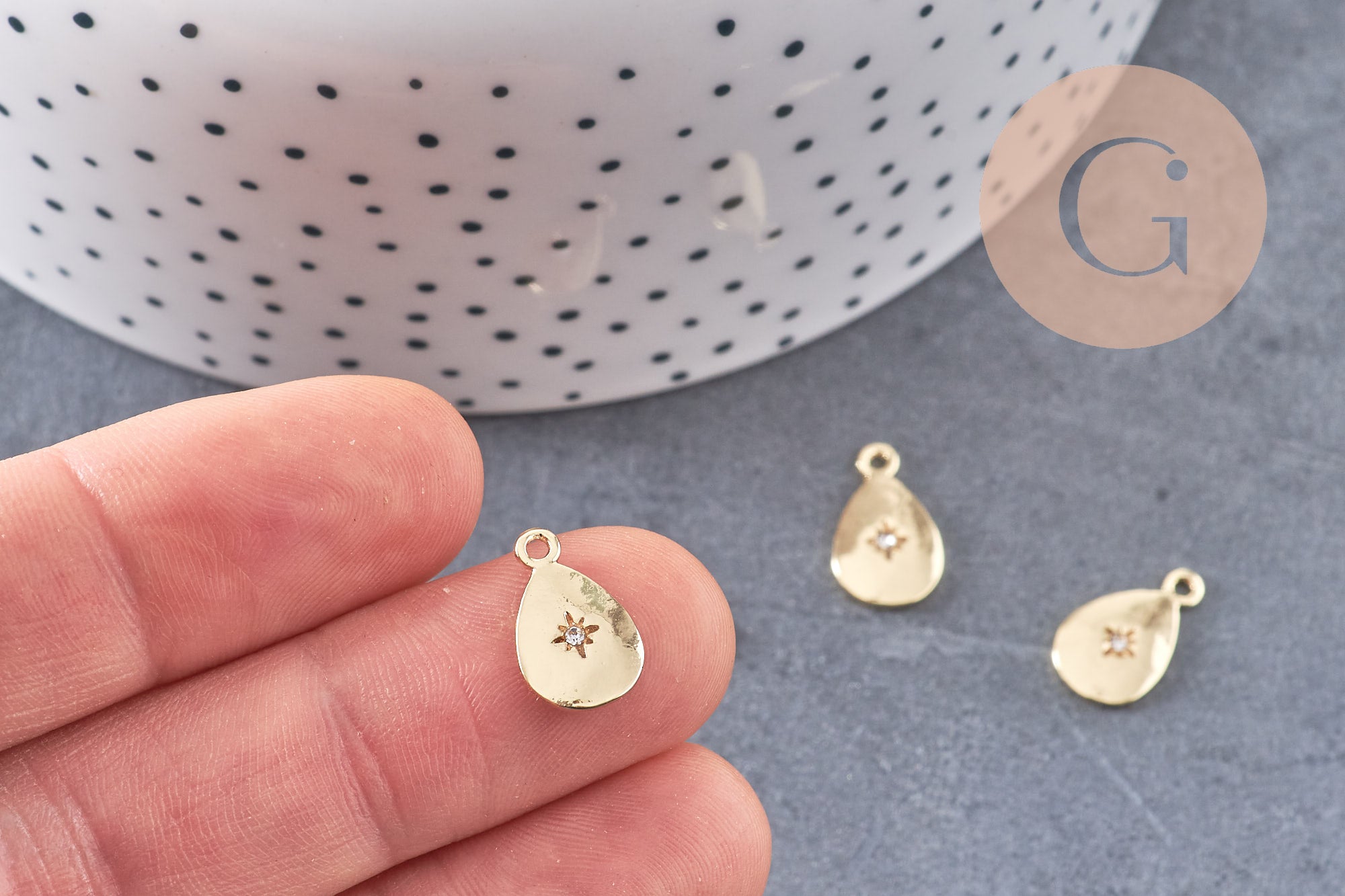 Pendentif médaille goutte zamac doré zircon blanc, pendentif doré sans nickel, création bijoux dorés,14mm, x1 (G5594)