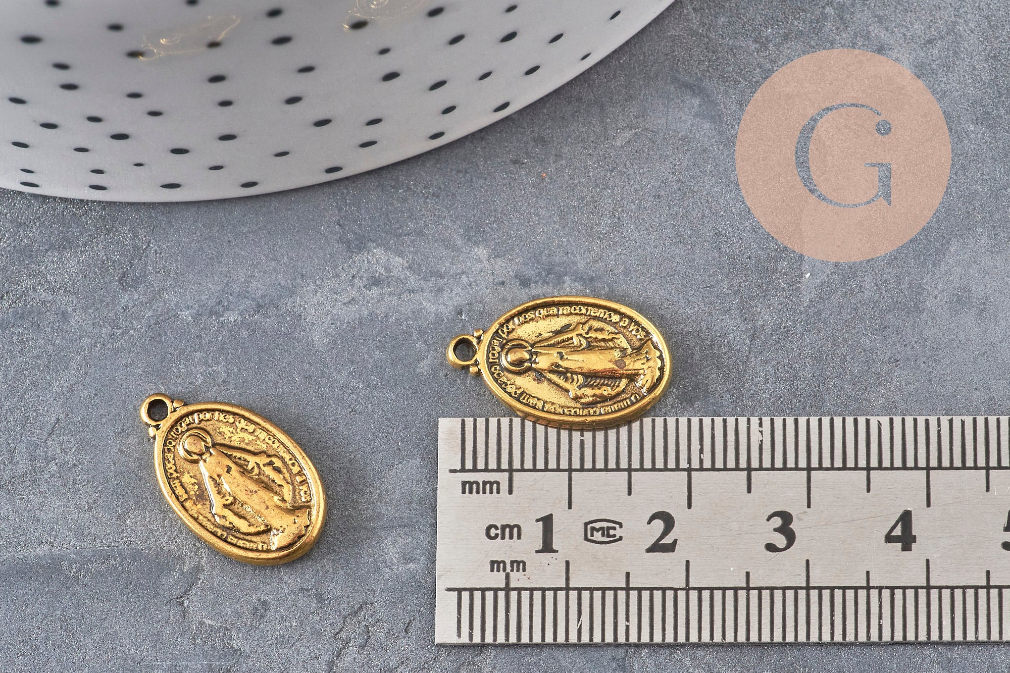 Pendentif médaille ovale Vierge Marie zamac doré 19.5mm, x2 (G11108)