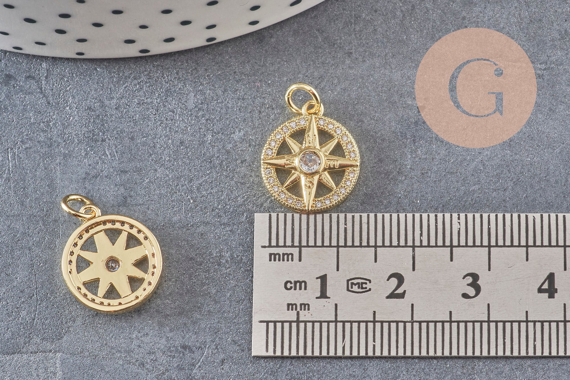 Pendentif médaille ronde boussolle étoile laiton doré 18K zircons 16mm, x1 (G3586)