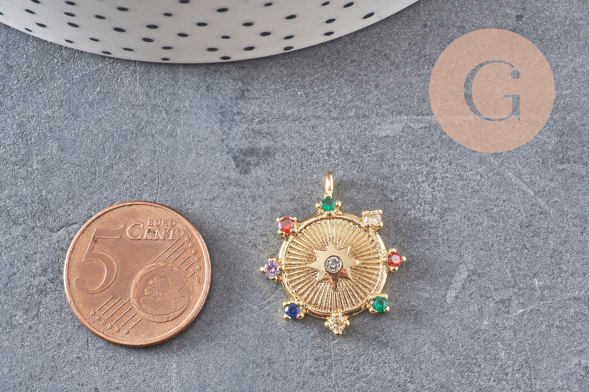 Pendentif médaille ronde étoile laiton doré zircons colorés, un pendentif doré avec cristaux pour création bijoux,24mm, x1 (G3377)
