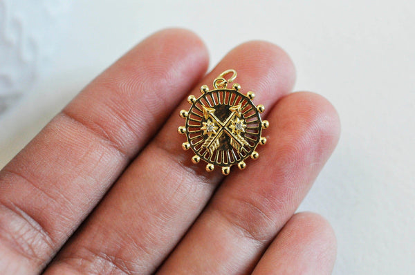 Pendentif médaille ronde flèches laiton doré 18K zircons, un pendentif doré avec cristal pour création bijoux,18.5mm, x1 (G3556)