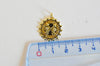Pendentif médaille ronde flèches laiton doré 18K zircons, un pendentif doré avec cristal pour création bijoux,18.5mm, x1 (G3556)