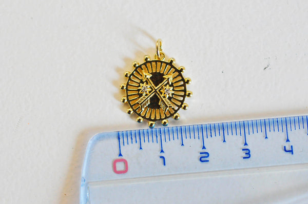 Pendentif médaille ronde flèches laiton doré 18K zircons, un pendentif doré avec cristal pour création bijoux,18.5mm, x1 (G3556)