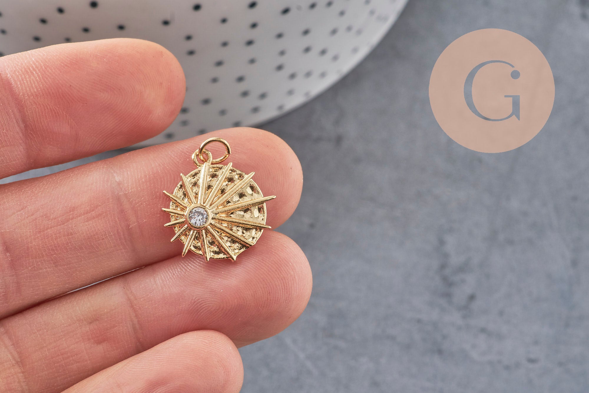 Pendentif médaille ronde soleil laiton doré zircon, un pendentif doré avec cristaux pour création bijoux,18mm, x1 G3469