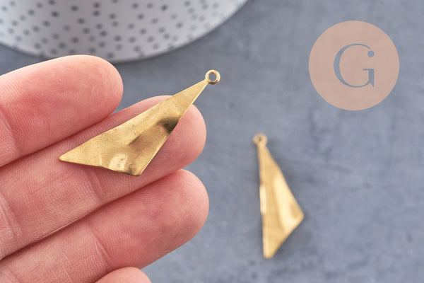 Pendentif médaille triangle martelée laiton brut 40mm, pendentif triangle couleur or création bijoux DIY, x2 (G1225)