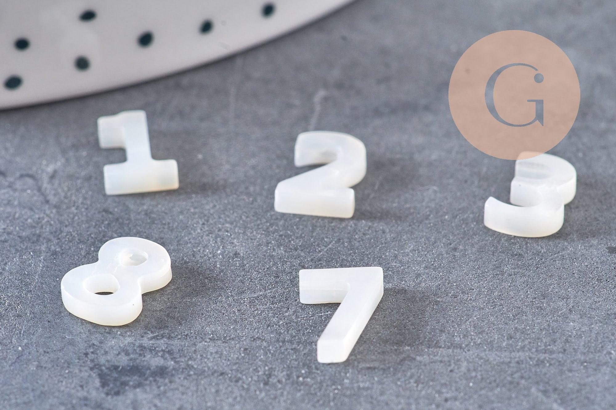Pendentif numéro nacre naturelle blanche numéro 10mm, x1 (G10835)