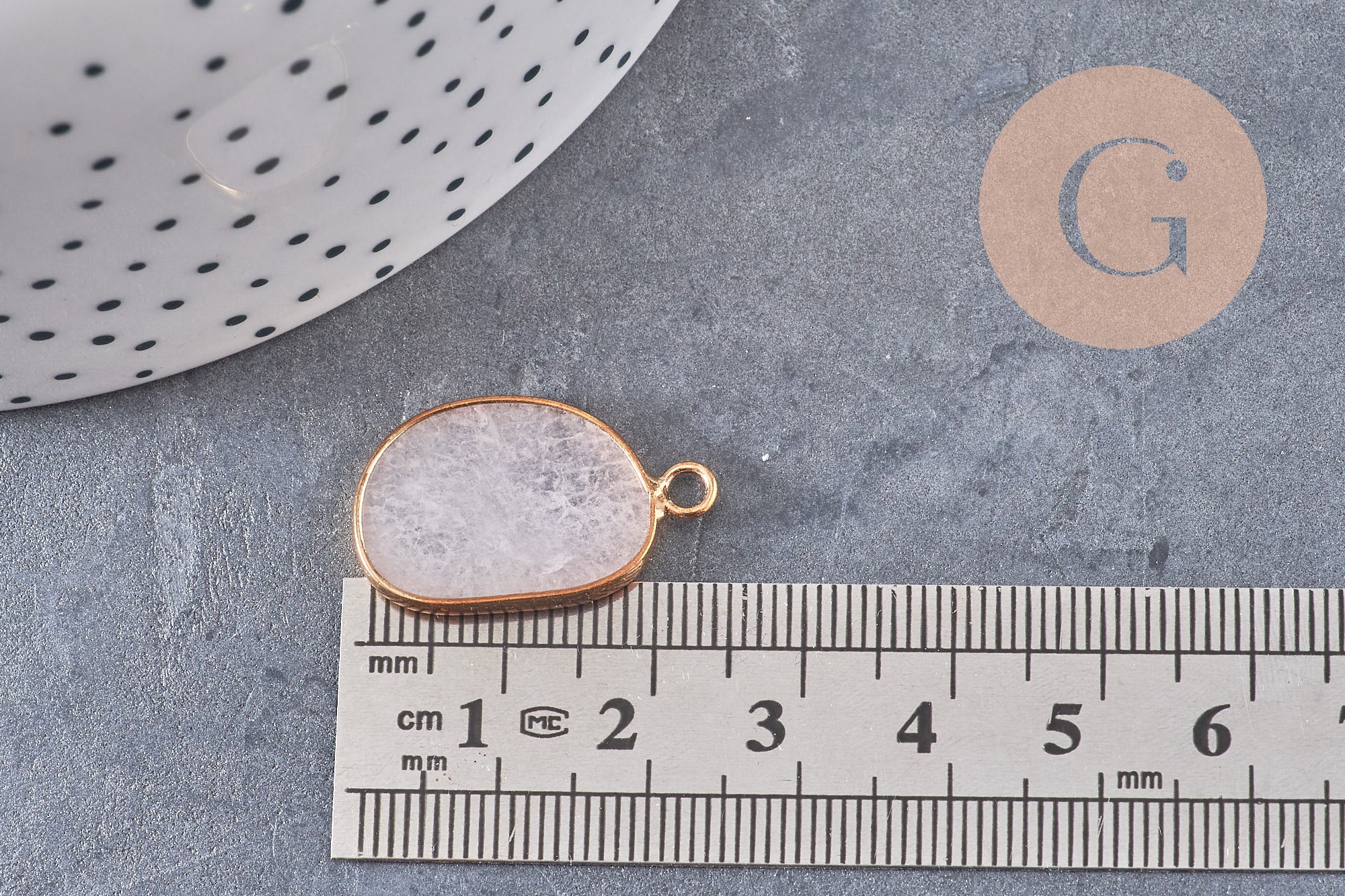 Pendentif oval jade naturel rose laiton doré 25mm, x1 (G4648)