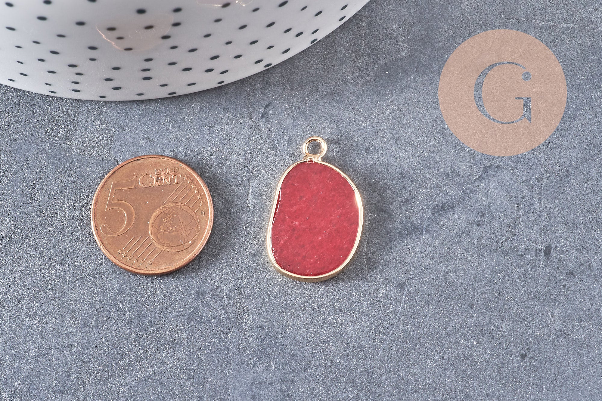 Pendentif oval jade naturel rouge 25mm, x1 (G4101)