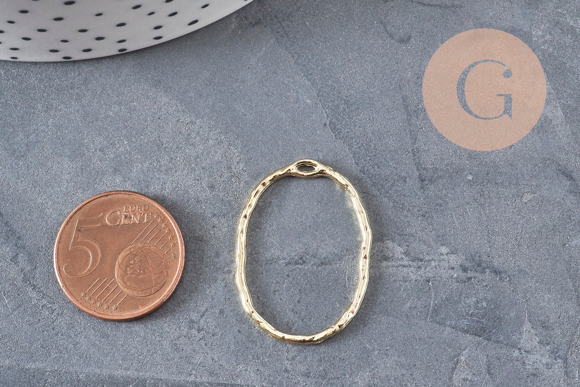 Oval hollowed-out textured gold zamak pendant 30mm, x2 (G11259)
