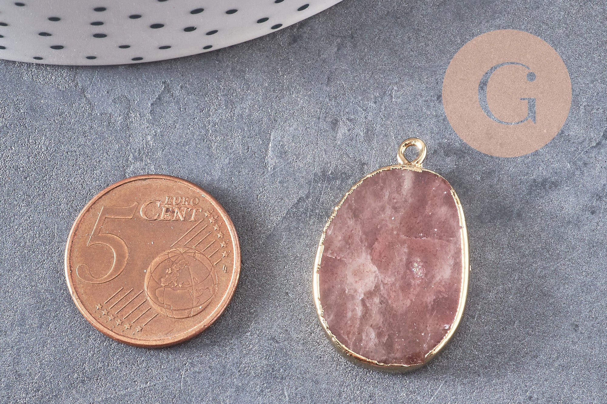 Pendentif ovale quartz fraise fer doré 28mm, x1 (G1138)