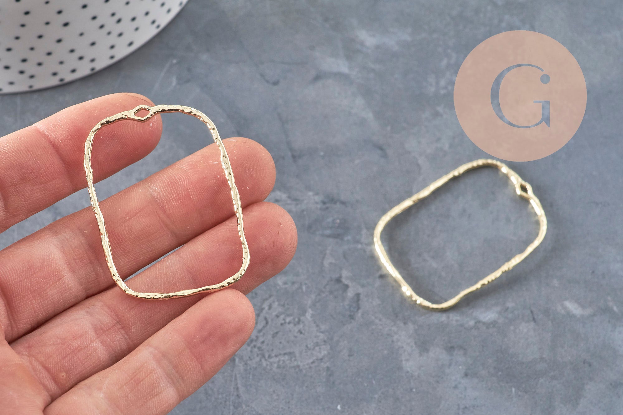 Rectangular cut-out pendant, textured gold zamak, 46mm, x2 (G11260)