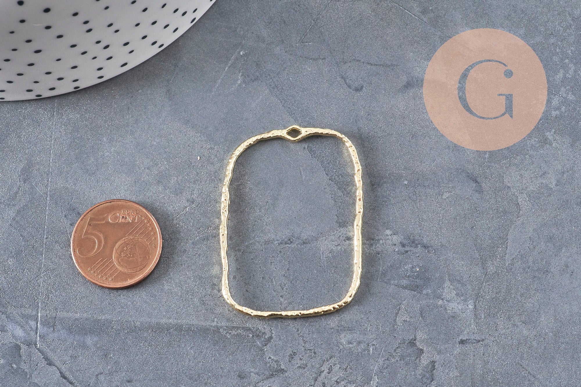 Rectangular cut-out pendant, textured gold zamak, 46mm, x2 (G11260)