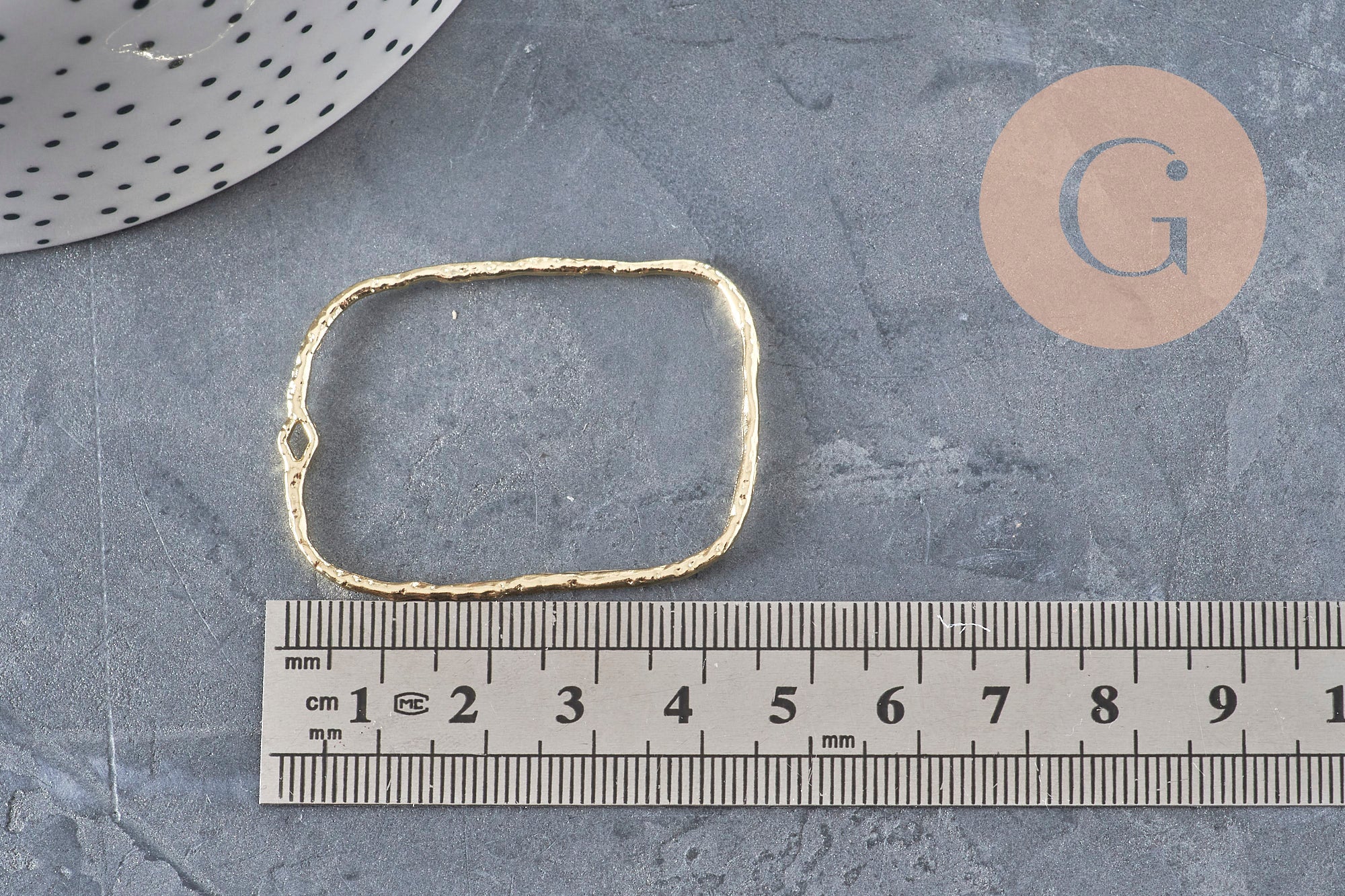 Rectangular cut-out pendant, textured gold zamak, 46mm, x2 (G11260)