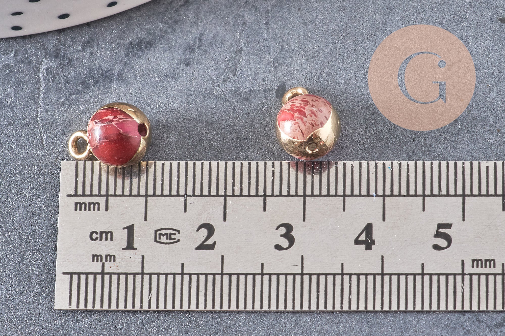Pendentif regalite rouge, pierre brute,création bijoux, pendentif doré, pierre naturelle,régalite naturelle,12mm, x1 G3539