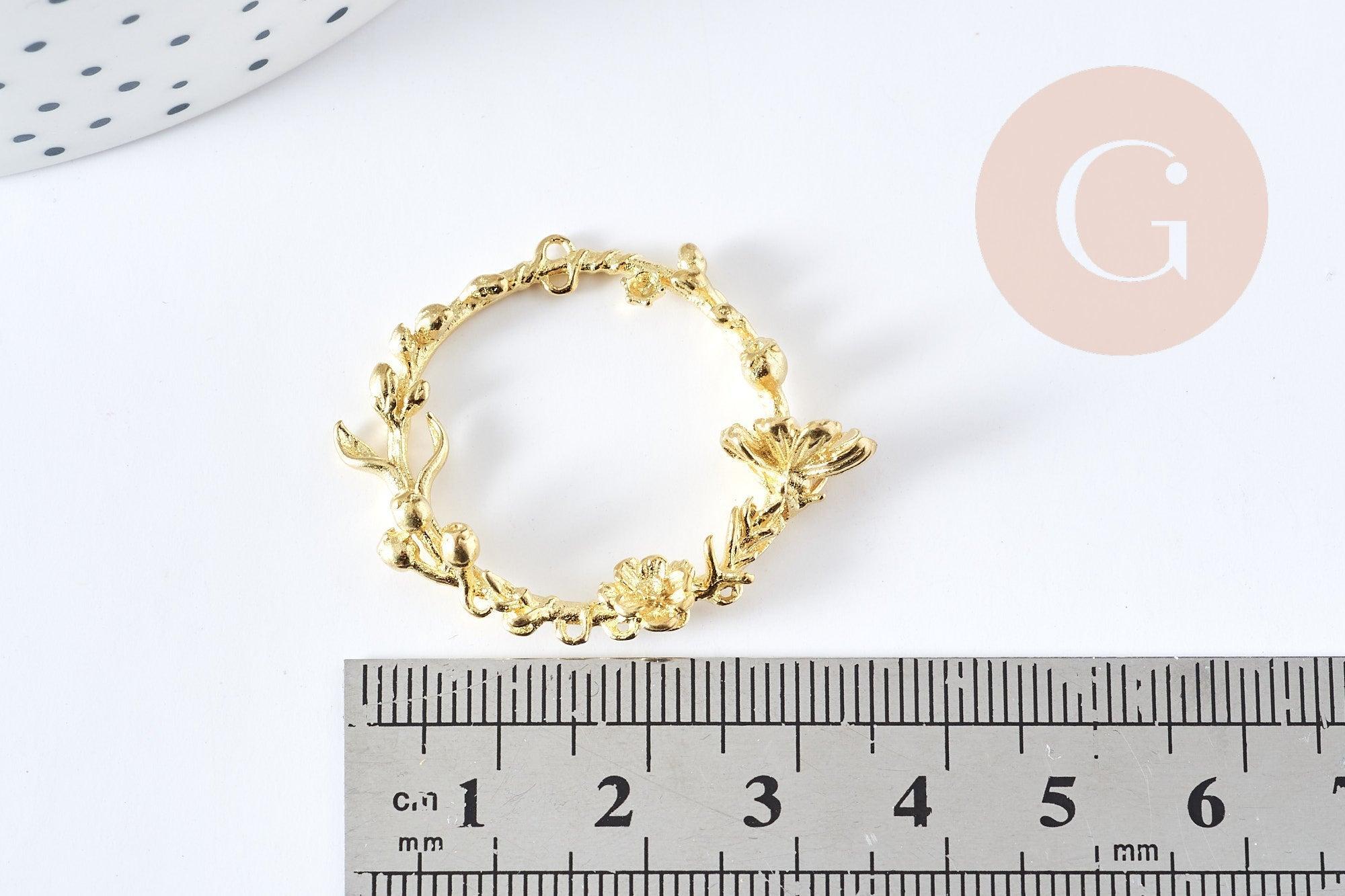 Pendentif rond couronne fleurs laiton brut 38mm, breloque laiton brut pour création bijoux, x1 (G7434)