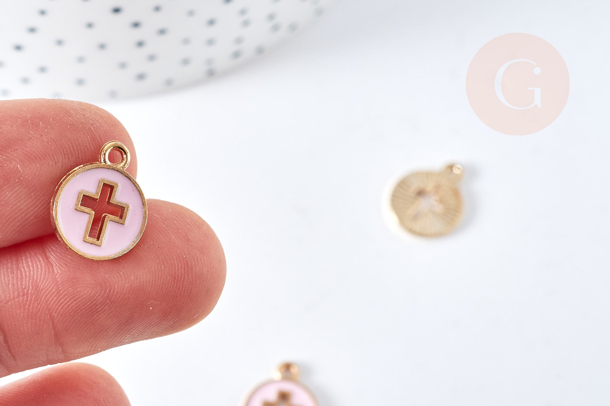 Pendentif rond croix zamac doré émail rose 15mm,pendentif doré pour création de bijoux, x5 (G8417)