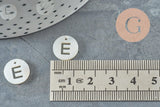 Pendentif rond lettre majuscule évidée nacre blanche naturelle 12mm, x1 (G9761)