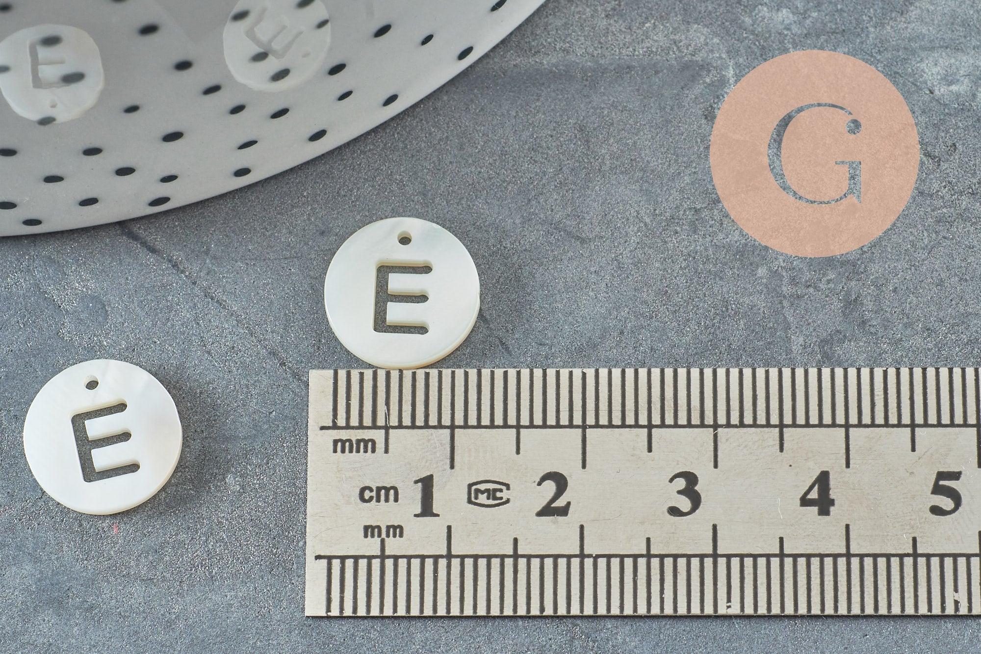 Pendentif rond lettre majuscule évidée nacre blanche naturelle 12mm, x1 (G9761)