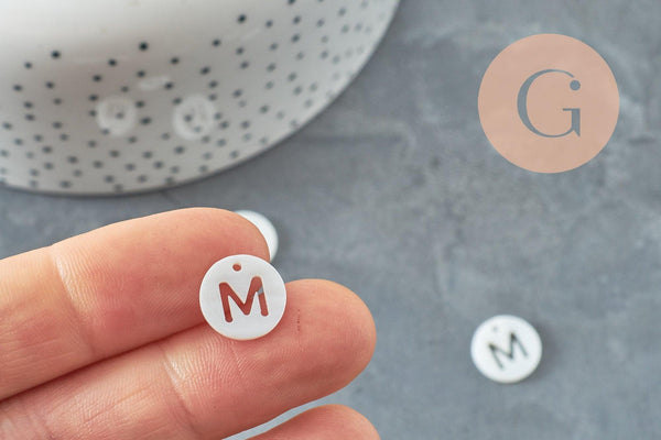 Pendentif rond lettre majuscule évidée nacre blanche naturelle 12mm, x1 (G9761)