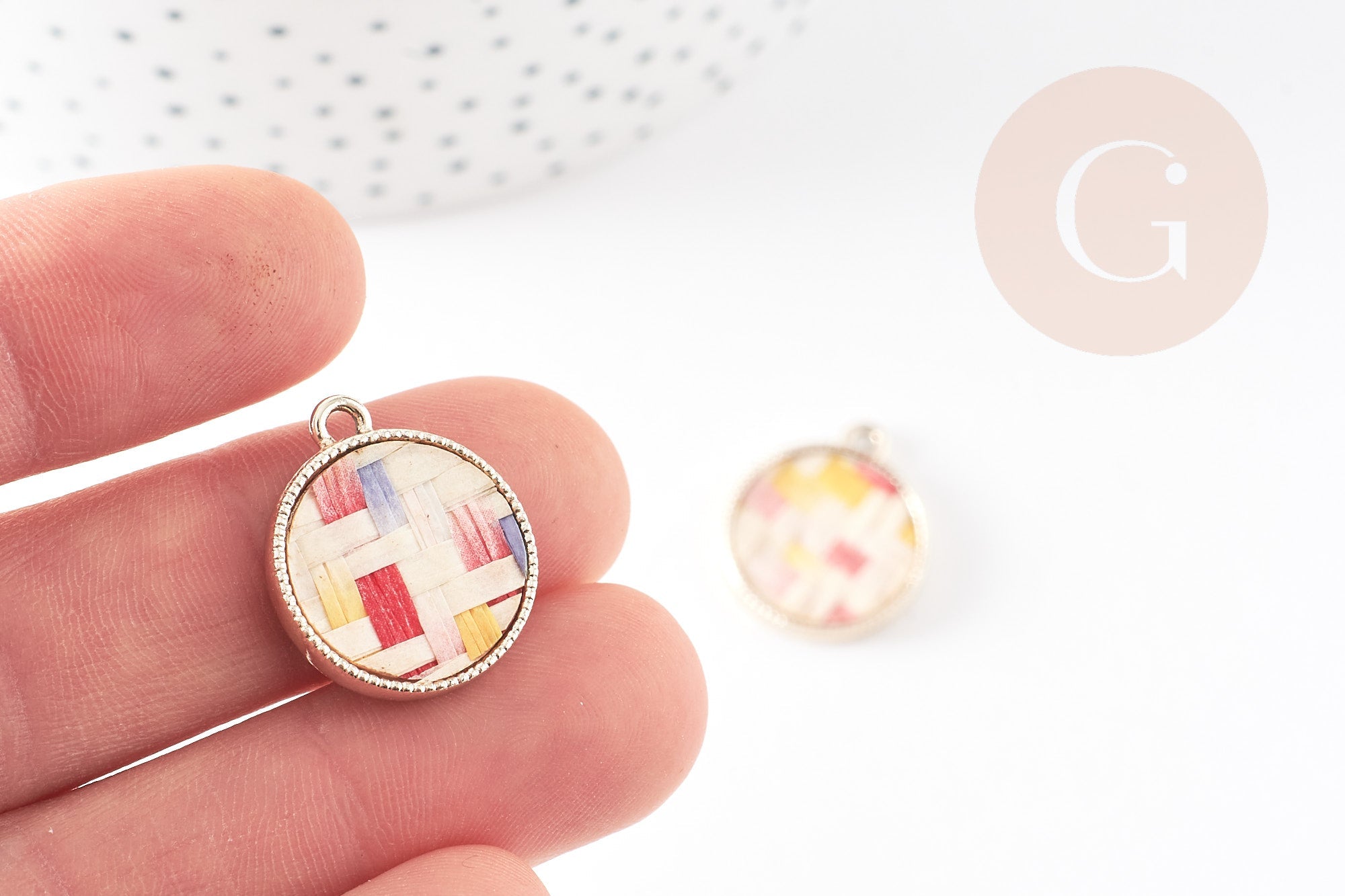 Pendentif rond textile tissé multicolore et support doré, un pendentif pour création de bijoux coloré, x2 G5675