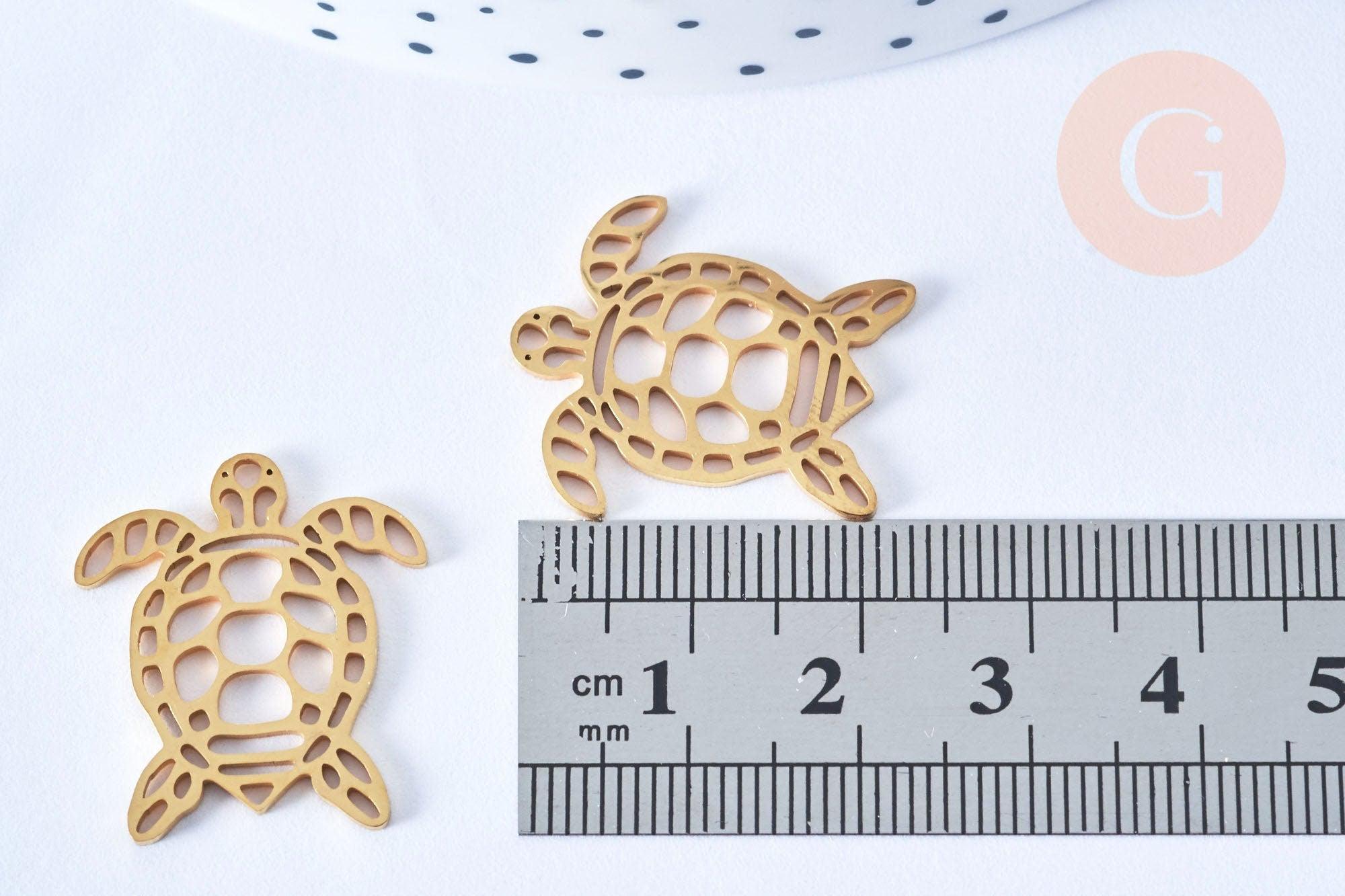 Pendentif tortue acier 201 inoxydable doré 18K 24mm, x1 (G7128) présenté sur fond blanc avec règle métallique pour indication de taille, accessoire bijou DIY de qualité.