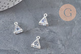 Trois pendentifs triangles 11mm en cristal zircon et zamac argenté sur fond gris.