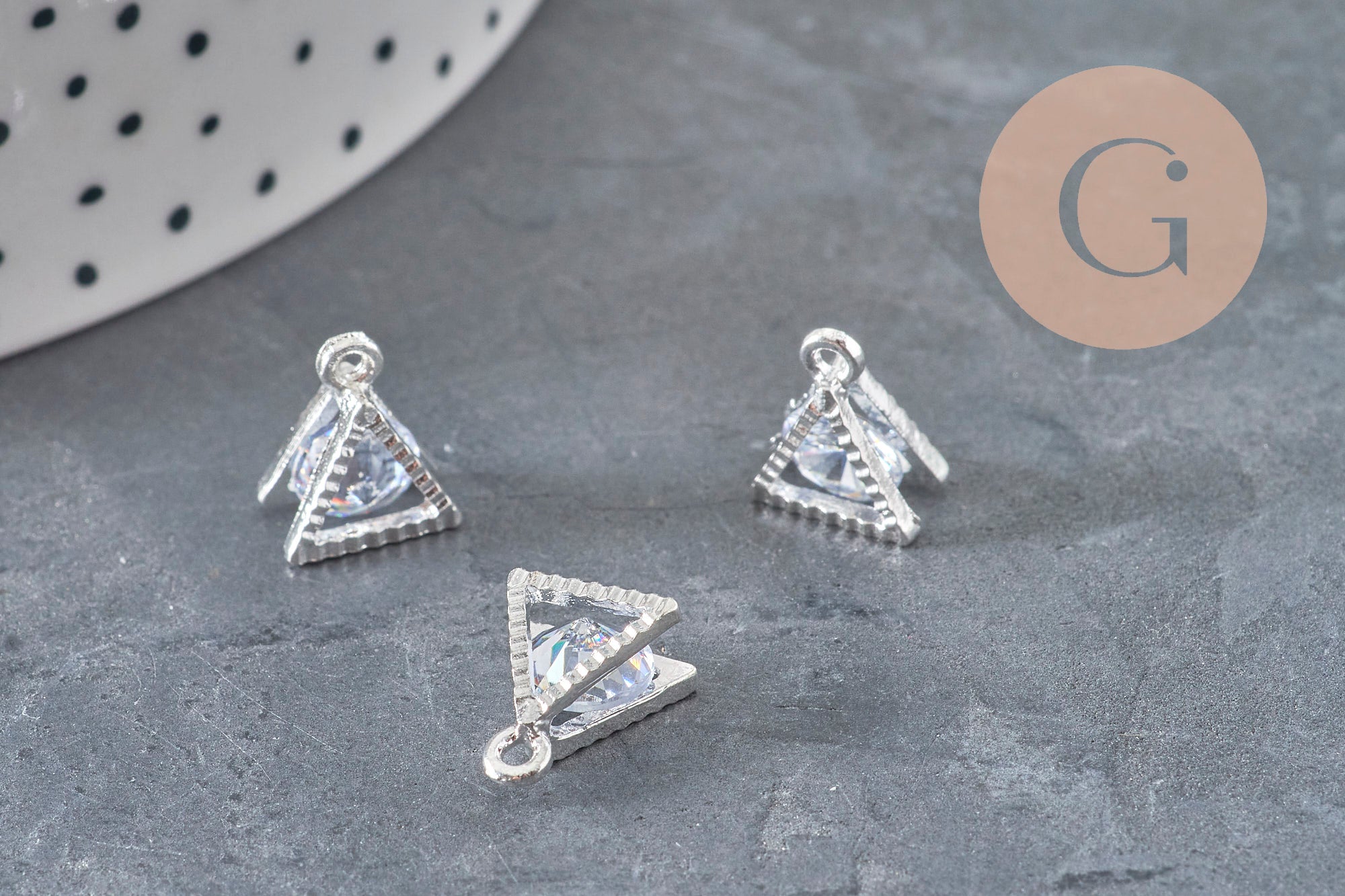 Trois pendentifs triangles 11mm en cristal zircon et zamac argenté.