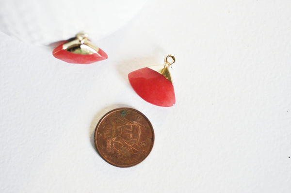 Pendentif triangle jade naturel rouge facettes 20mm, x1 (G2717)