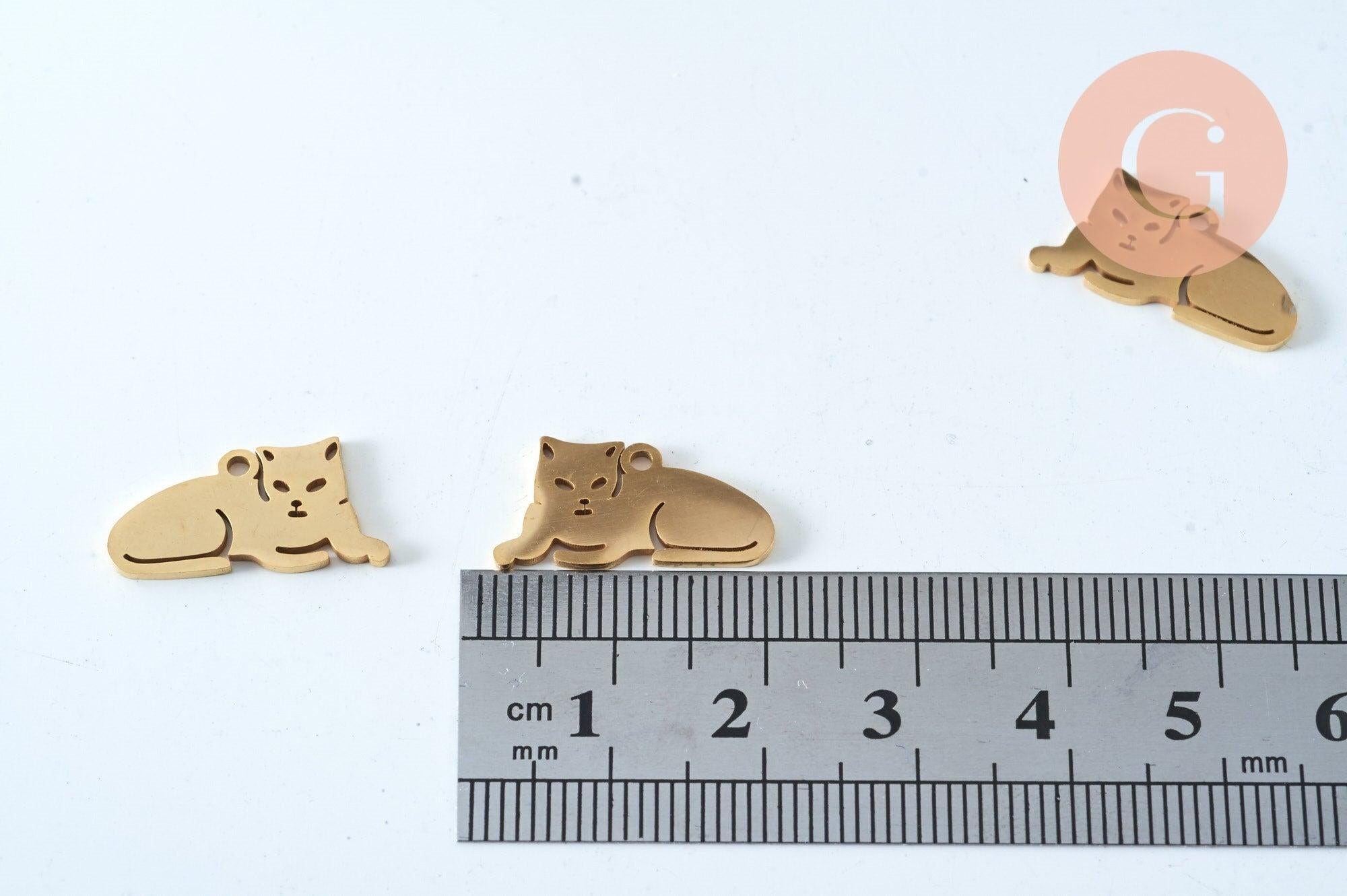 Pendentifs chat couché acier doré inoxydable 18mm, pendentif en forme de chat pour la création de bijoux acier doré, x1 (G6012)