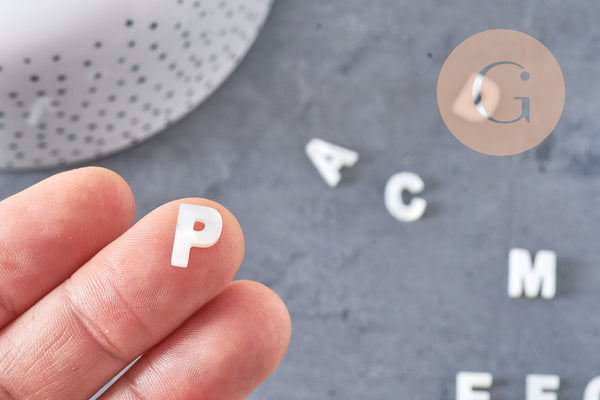 Perle Lettre nacre blanche naturelle 11mm, x1 (G4545)