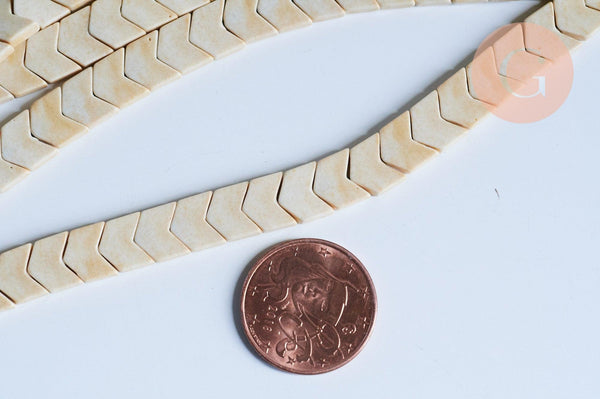 Perle agate naturelle teintée beige forme V, pierre naturel, 8mm, fil de 38cm, x1 (G7067)