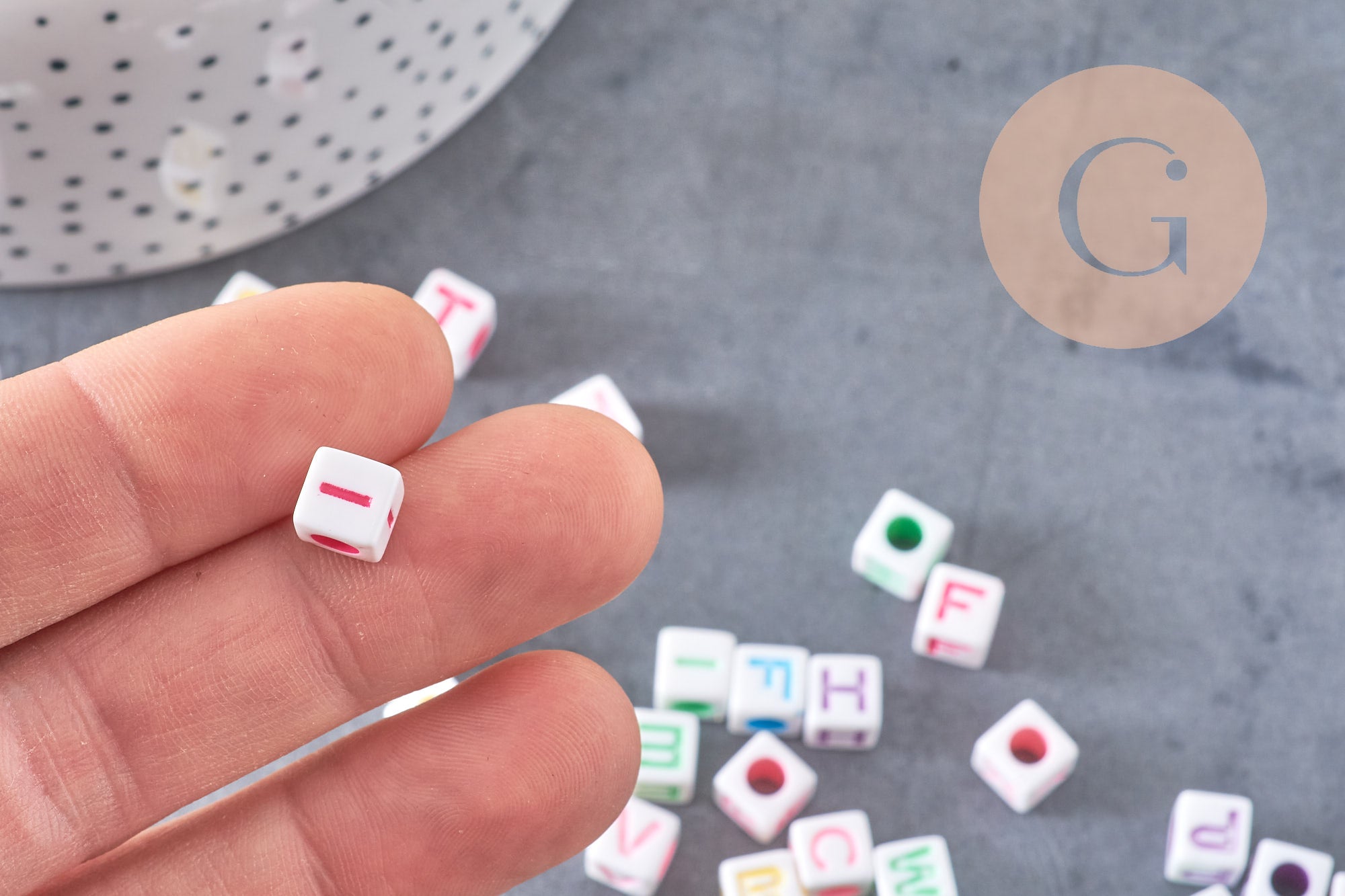 Perle carré Lettre Alphabet plastique blanc lettre multicolore,création bracelet,6mm, x10Gr (G3799)