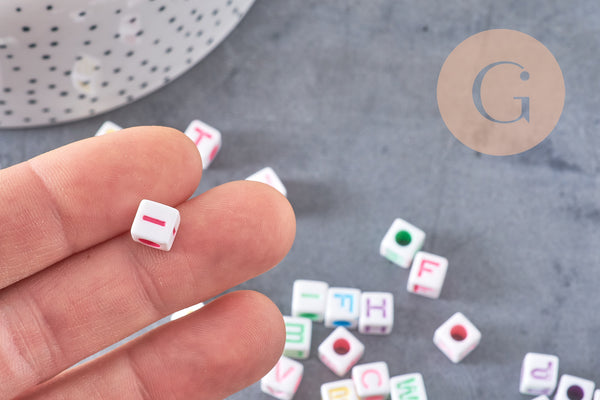 Perle carré Lettre Alphabet plastique blanc lettre multicolore,création bracelet,6mm, x10Gr (G3799)