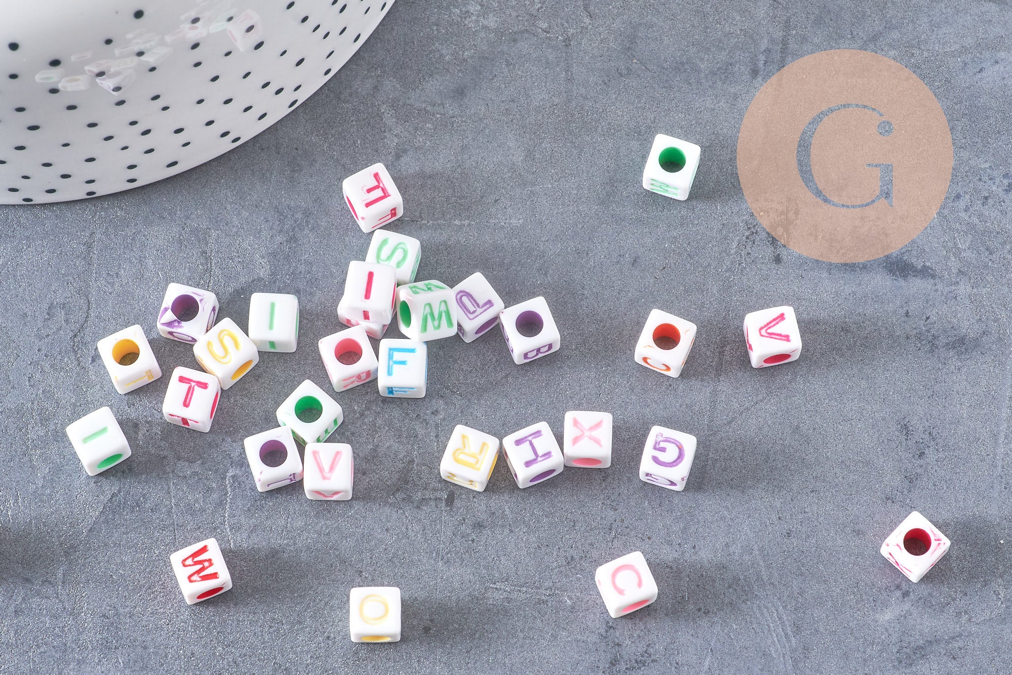 Perle carré Lettre Alphabet plastique blanc lettre multicolore,création bracelet,6mm, x10Gr (G3799)