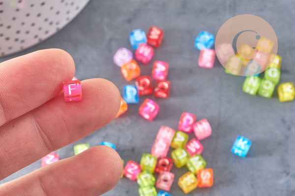 Perle carré Lettre Alphabet plastique multicolore translucide plastique,création bracelet mots,6mm, x 10Gr (G3068)