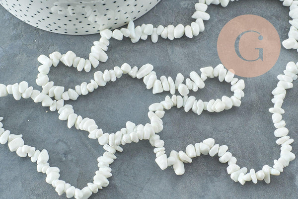 Perle chips porcelaine blanche 5~14mm, x1 fil de 83cm (G3868)