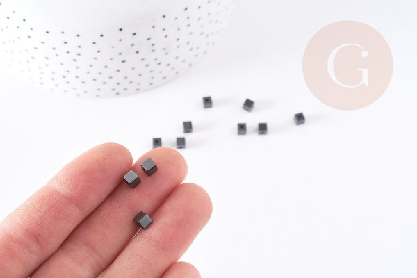 Perle cube hématite de synthèse grise 3mm, fil de 39cm, x1 (G9078)