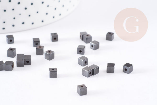 Perle cube hématite de synthèse grise 3mm, fil de 39cm, x1 (G9078)