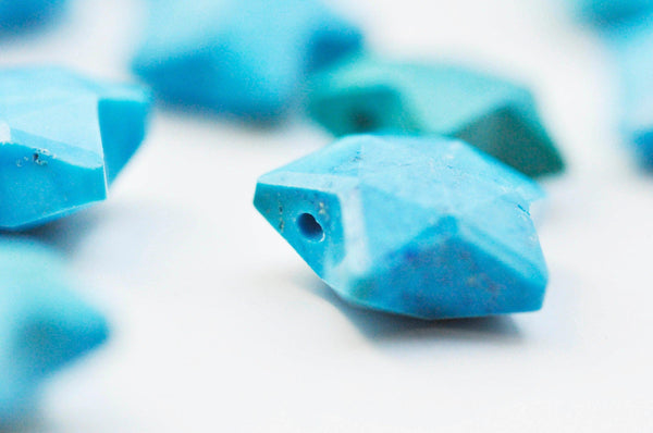 Perle étoile howlite turquoise facettes, pendentif pierre, howlite naturelle, pendentif étoile pierre,14mm, x1 (G4650)